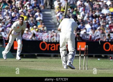 Stephen Harmison, in Inghilterra, è stato inseguito dal fast bowler australiano Jason Gillespie (a sinistra), durante la prima giornata del terzo test 'Ashes' al campo di cricket WACA, Perth, Australia. L'Inghilterra era tutto fuori per 185, l'Australia ha rifinito la giornata il 126-2. Foto Stock