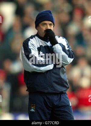 Kevin Keegan, manager della città di Manchester, guarda nervosamente come il suo sentiero laterale Liverpool 1-0 nel loro terzo round fa Cup match a Maine Road, Manchester. Foto Stock