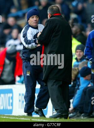 Kevin Keegan (a sinistra), manager della città di Manchester, scuote le mani con Gerrard Houllier dopo la vittoria di Liverpool nel 1-0 nella terza partita della fa Cup a Maine Road, Manchester. Foto Stock