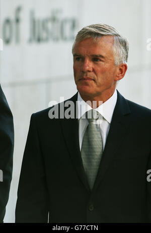 L'ex ministro junior e Fianna Fail TD Ivor Callely arriva al Circuit Criminal Court, Tribunale penale di Dublino, per un'audizione di condanna per aver fatto false richieste per le spese di telefonia mobile tra il 2007 e il 2009. Foto Stock