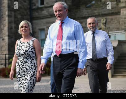 (Da sinistra a destra) Michelle o'Neill di Sinn Fein, Martin McGuinness e Sean Murray al Castello di Stormont dopo aver incontrato la segretaria dell'Irlanda del Nord Theresa Villiers. Foto Stock