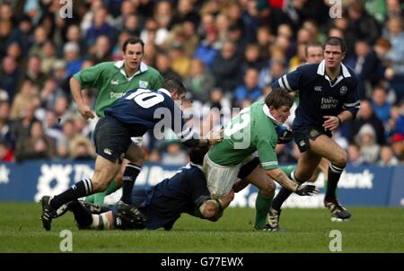 L'irlandese Brian o'Driscoll (centro a destra) viene affrontato da Martin Leslie della Scozia durante la vittoria dell'Irlanda del 36-6 nella partita RBS 6 Nations a Murrayfield, Edimburgo. Foto Stock