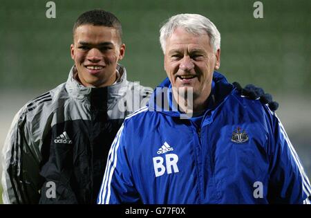 Jermaine Jenas di Newcastle (a sinistra) e il manager Bobby Robson hanno ritratto al Baay Arena Stadium di Bayer Leverkusen in vista dello scontro di martedì nella Champions League. Jenas compie 20 anni e Robson compie 70 anni. NESSUNA PUBBLICAZIONE SU QUALSIASI SITO INTERNET DURANTE LA PARTITA (INCLUSI TEMPI DI DIMEZZAMENTO, TEMPI SUPPLEMENTARI E SPARATORIE DI PENALITÀ). Foto Stock