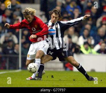 David Beckham di Manchester United sfida Cristian Zenoni di Juventus (a destra) per la palla durante la partita del gruppo D della UEFA Champions League a Old Trafford, Manchester. NESSUNA PUBBLICAZIONE SU QUALSIASI SITO INTERNET DURANTE LA PARTITA (INCLUSI TEMPI DI DIMEZZAMENTO, TEMPI SUPPLEMENTARI E SPARATORIE DI PENALITÀ). Foto Stock