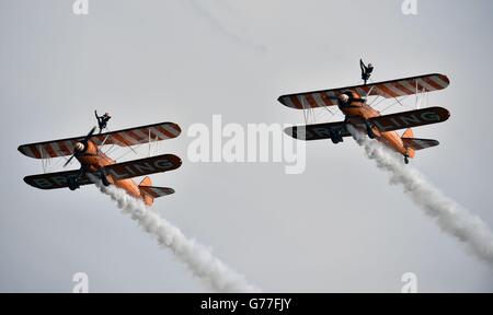 I Breitling Wingwalkers si esibiscono sul lungomare di Seaburn, come parte del Sunderland International Airshow. Foto Stock