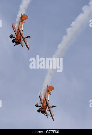 I Breitling Wingwalkers si esibiscono sul lungomare di Seaburn, come parte del Sunderland International Airshow. Foto Stock