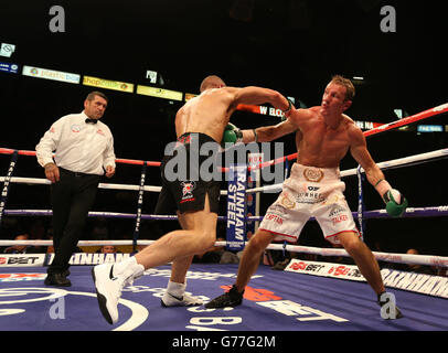 Thomas Stalker (a destra) in azione contro ben Wager durante il loro Concorso pesi leggeri alla Phones4U Arena di Manchester. Foto Stock