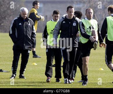 Il manager di Newcastle Sir Bobby Robson (a sinistra) al campo di allenamento della squadra, Newcastle, prima della loro partita Barclaycard Premership contro Blackburn. Foto Stock