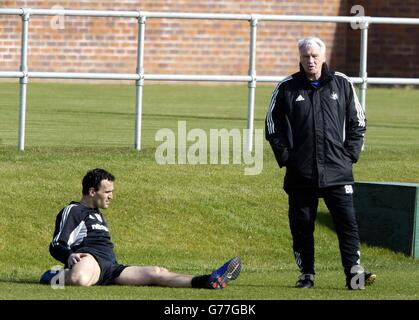 Il manager di Newcastle Sir Bobby Robson con Nikos Dabizaz al campo di allenamento della squadra, Newcastle, prima della loro partita Barclaycard Premership contro Blackburn. Foto Stock