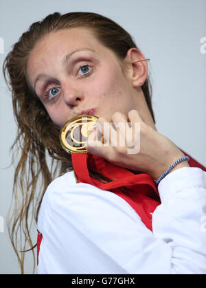 Francesca Halsall in Inghilterra canta l'inno nazionale con la sua medaglia d'oro dopo aver vinto il Freestyle femminile di 50 m al Tollcross Swimming Center durante i Giochi del Commonwealth 2014 a Glasgow. Foto Stock