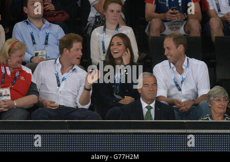 Il Duca e la Duchessa di Cambridge con il Principe Harry (a sinistra) mentre guardano l'azione al SEE Hydro, durante i Giochi del Commonwealth 2014 a Glasgow. Foto Stock
