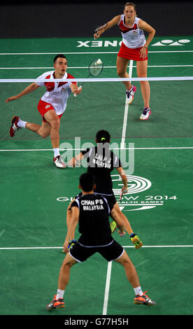 Gabrielle Adcock e Chris Adcock si sfidano nel doppio misto Badminton in un evento di squadra all'Emirates Arena, durante i Giochi del Commonwealth 2014 a Glasgow. Foto Stock