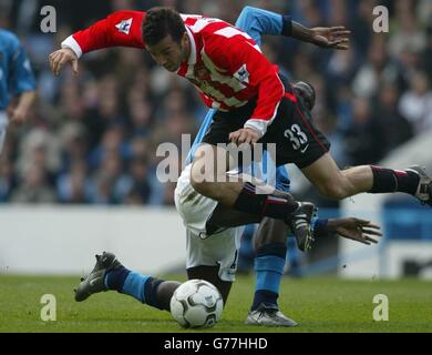 Julio Arca di Sunderland (a sinistra) è affrontato da Marc Vivien Foe di Manchester City durante la partita fa Barclaycard Premiership a Maine Road, Manchester. Manchester City sconfisse Sunderland 3-0. Foto Stock