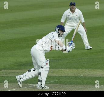 Warwickshire / Essex. Jim Troughton del Warwickshire gioca fino a metà strada, durante il primo giorno della partita del campionato della contea di Frizzell a Edgbaston, Birmingham. Foto Stock