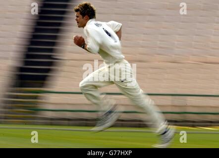 James Anderson, il fast bowler del Lancashire, corre in pista il secondo giorno della partita della Frizzell County Championship Division 1 contro il Nottinghamshire a Old Trafford. Foto Stock