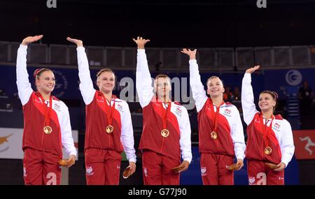 In Inghilterra (da sinistra a destra) Hannah Whelan, Ruby Harold, Rebecca Downie, Kelly SIMM e Claudia Fragapane festeggiano con le loro medaglie d'oro dopo aver vinto la finale della squadra artistica femminile e la qualificazione individuale alla SSE Hydro, durante i Giochi del Commonwealth 2014 a Glasgow. Foto Stock