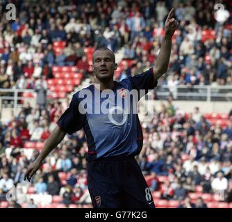 Fredrik Ljunberg dell'Arsenal segna contro Sunderland durante la partita fa Barclaycard Premiership allo Stadio di luce di Sunderland. Arsenal ha vinto 4-0. Foto Stock