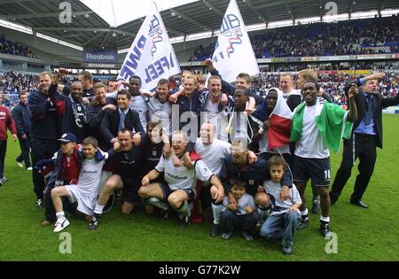 I giochi di Bolton Wanderers celebrano la loro sopravvivenza prima dopo la vittoria contro Middlesbrough dopo Una partita della Barclaycard Premiership al Bolton's Reebok Stadium. Foto Stock