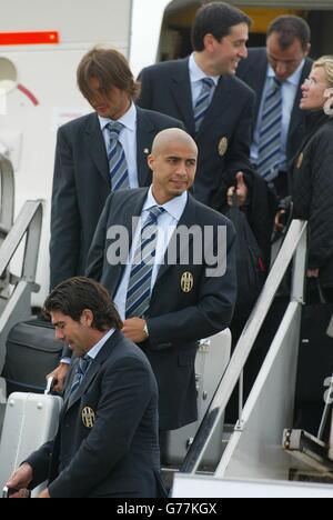 La star della Juventus David Trezeguet (al centro) arriva con i suoi compagni di squadra all'aeroporto di Manchester, prima della finale della UEFA Champion's League contro l'AC Milan a Old Trafford. Foto Stock