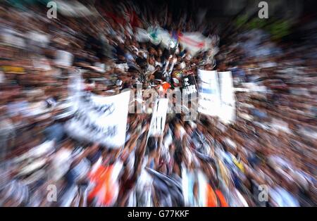 I fan di Juventus salutano il loro team alla finale della UEFA Champions League contro l'AC Milan a Old Trafford . Foto Stock