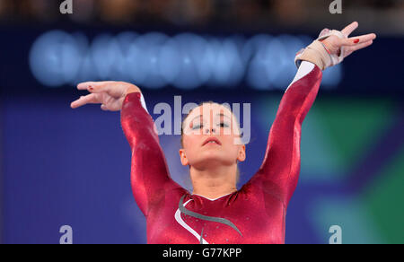 Hannah Whelan in Inghilterra nella finale della Ginnastica artistica femminile all-around alla SSE Hydro, durante i Giochi del Commonwealth 2014 a Glasgow. Foto Stock