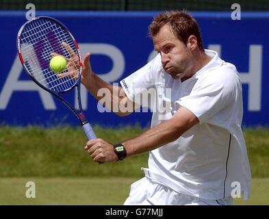 Greg Rusedski della Gran Bretagna in azione contro Jean-Francois Bachelot di Francia, al Trofeo Surbiton. Rusedski ha vinto 6-3, 6-4 nel terzo round. Foto Stock