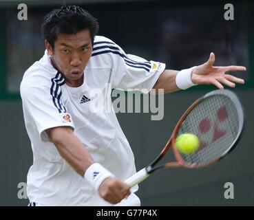 , NON PER L'USO SU TELEFONI CELLULARI Paradorn Srichaphan dalla Thailandia in azione contro Rafael Nadal dalla Spagna al All England Lawn Tennis Championships a Wimbledon. SRICHAPHAN ha poi vinto in serie 6:4/6:4/6:2. Foto Stock