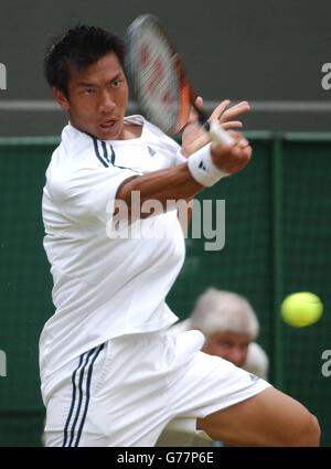 SOLO PER USO EDITORIALE, NON PER L'USO SU TELEFONI CELLULARI Paradorn Srichaphan dalla Thailandia in azione contro Rafael Nadal dalla Spagna all'All England Lawn Tennis Championships di Wimbledon. Foto Stock