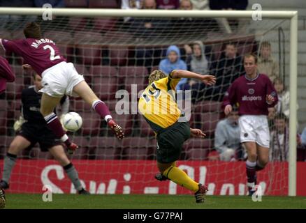 Celtic v cuori. Celtic's Stilian Petrov segna il suo primo contro i cuori nella loro prima partita della lega scozzese allo stadio Tynecastle di Edimburgo. Foto Stock