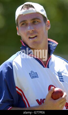 SOLO PER USO EDITORIALE - NESSUN USO COMMERCIALE: Inglese cricketer Simon Jones si prepara a ciotolarsi nelle reti al WACA Ground, Perth, Australia. Jones è membro della squadra inglese del Tour delle Ceneri. 23/02/2004: Inglese e Glamorgan fast bowler Simon Jones che ha ricevuto un richiamo alla squadra inglese per il prossimo tour delle Indie Occidentali, lunedì 23 febbraio 2004. Jones, attualmente in tournée in India con l'Inghilterra A, tornerà nel Regno Unito più tardi questa settimana prima di unirsi al resto della squadra in Giamaica. L'Inghilterra dovrebbe volare verso i Caraibi il mercoledì. Foto Stock