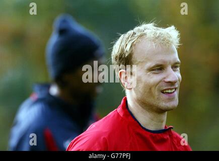 Dennis Bergkamp dell'Arsenal (a destra) durante una sessione di allenamento all'Arsenal's Training Ground, London Colney, Hertfordshire. L'Arsenal giocherà domani ad Auxerre nella sua partita di Champions League Group A. Foto Stock