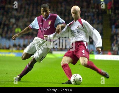 Gli Ulises de la Cruz di Aston Villa (a sinistra) e Chris Marsden di Southampton lottano per la palla durante la loro partita di premiership fa Barclaycard al Villa Park. Foto Stock