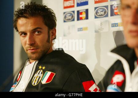 L'attaccante della Juventus Alessandro del Piero (a sinistra) ascolta Marcello Lippi durante una conferenza stampa al St James's Park Ground di Newcastle United in vista della partita di Champions League di domani. Foto Stock