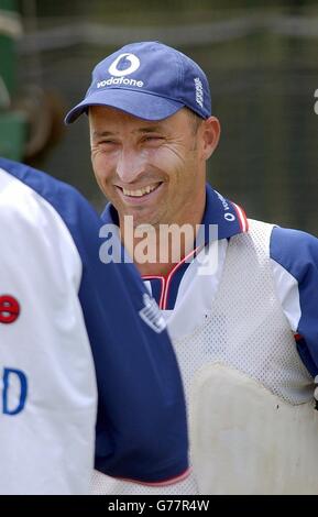 - NESSUN USO COMMERCIALE: Il capitano inglese Nasser Hussain sorride durante la pratica netta al WACA Ground, Perth, Australia. Foto Stock