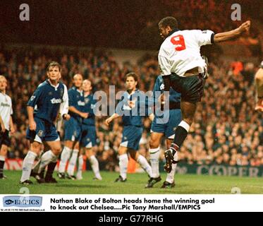 Calcio, Coca-Cola Cup 3° round Bolton Wanderers contro Chelsea. Nathan Blake di Bolton porta a casa il gol vincente Foto Stock
