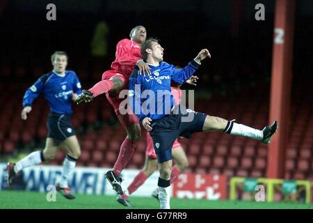 Matthew Hill di Bristol City in una battaglia aerea contro il Crewe's Rob Hulse (a destra) durante la loro partita della Nationwide League Division Two allo stadio Ashton Gate di Bristol City. Bristol City ha disegnato il 2-2 con Crewe. . Foto Stock