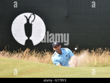 Sergio Garcia in Spagna si sfoglia di un bunker sulla 7° buca durante il quarto giorno dell'Open Championship 2014 al Royal Liverpool Golf Club, Hoylake. Foto Stock