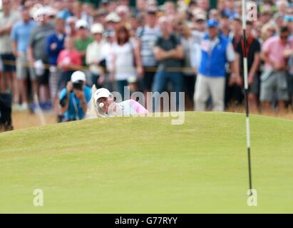 Il Rory McIlroy dell'Irlanda del Nord esce da un bunker sul settimo verde durante il quarto giorno dell'Open Championship 2014 al Royal Liverpool Golf Club, Hoylake. Foto Stock