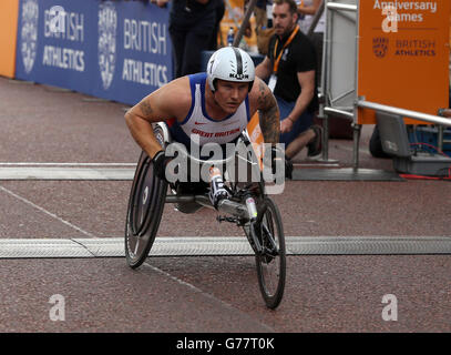 David Weir della Gran Bretagna vince la sedia a rotelle Men's One Mile T53/54 durante il London Anniversary Games al Horse Guards Parade di Londra. Foto Stock