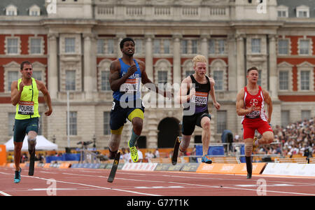 Great Britain's Jonnie Peacock (seconda a destra) durante i 100 metri T44 per uomini durante i Giochi dell'anniversario di Londra presso la Horse Guards Parade, Londra. Foto Stock