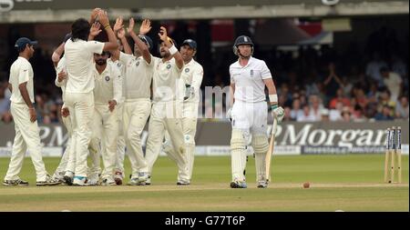 L'inglese Ian Bell lascia il campo dopo essere stato invisciato da Ishant Sharma dell'India per 1 corsa durante il quarto giorno della seconda prova al Lord's Cricket Ground, Londra. Foto Stock