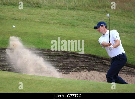 Justin Rose Chips in Inghilterra da un bunker sulla diciottesima buca durante il quarto giorno del 2014 Open Championship al Royal Liverpool Golf Club, Hoylake. Foto Stock