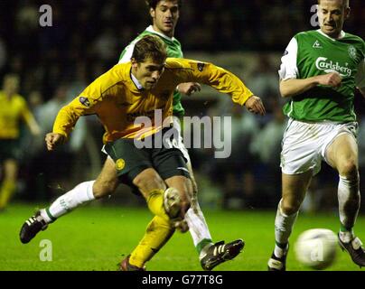 Celtic`s Stilian Petrov segna il suo primo gol contro Hibernian, durante la loro partita della Premier League scozzese allo stadio Easter Road di Edimburgo. Foto Stock