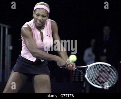 Serena Williams restituisce la palla mentre gioca contro Iva Majoli l'ultimo giorno della Collins Cup al RDS di Dublino, Irlanda. Foto Stock