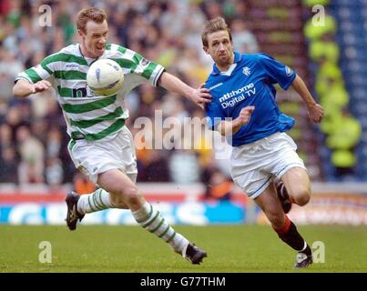 Joos Valgaeren (L) di Celtic e Neil McCann di Rangers combattono per la palla durante la loro partita della Premier League scozzese della Bank of Scotland allo stadio Ibrox di Rangers a Glasgow. Foto Stock