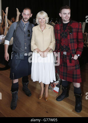 La Duchessa di Cornovaglia con modelli maschili durante una visita al Festival della Moda di Edimburgo presso le Assembly Rooms di Edimburgo, Scozia. Foto Stock