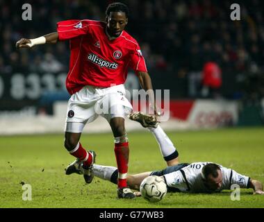 Jason Euell di Charlton Athletic supera Mike Whitlow di Bolton Wanderers (a destra) durante il loro incontro di premiership Barclaycard alla Valley. Charlton Athletic ha disegnato il 1-1 con Bolton Wanderers. Foto Stock