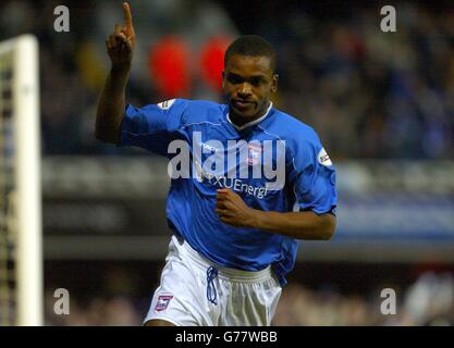 Darren Bent of Ipswich festeggia il terzo gol della sua squadra contro Preston, durante la partita di Nationwide Division 1 a Portman Road. Punteggio finale: Ipswich 3, Preston nil. NESSUN UTILIZZO NON UFFICIALE DEL SITO WEB DEL CLUB. Foto Stock