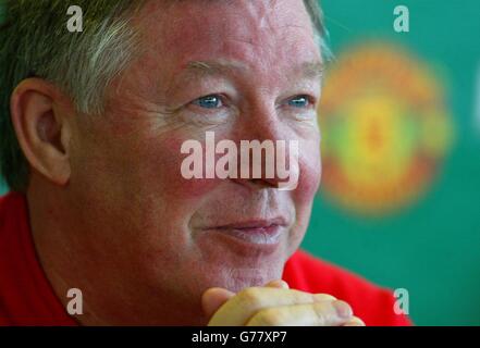 Il manager del Manchester United Sir Alex Ferguson parla durante una conferenza stampa al campo di allenamento di Carrington, Manchester, prima della finale della Worthington Cup contro Liverpool a Cardiff. Foto Stock