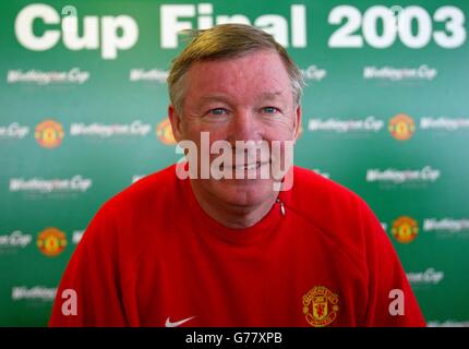 Il manager del Manchester United Sir Alex Ferguson parla durante una conferenza stampa al campo di allenamento di Carrington, Manchester, prima della finale della Worthington Cup contro Liverpool a Cardiff. Foto Stock